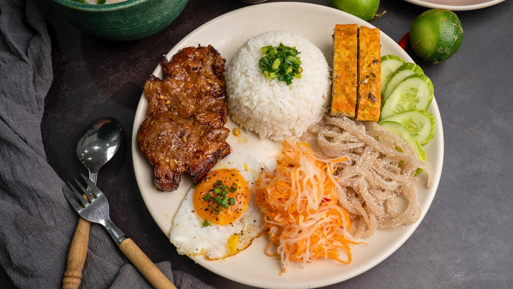 Cơm tấm là một trong những món ăn nhất định phải thử tại Sài Gòn